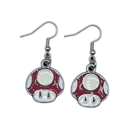Boucles d’oreilles Champignon rouge inspirées de Super Mario avec pois blancs et crochets argentés, sur fond blanc