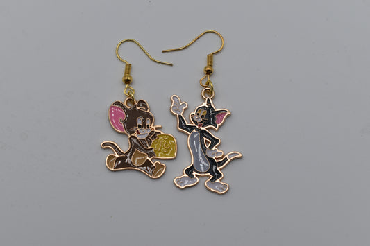 Boucles d’oreilles dépareillées Tom et Jerry avec pendentifs émaillés