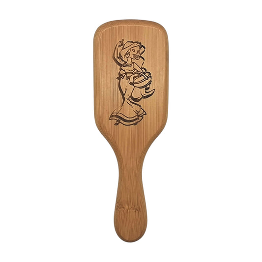 Brosse à cheveux en bambou gravée inspirée d’Astérix avec Falbala