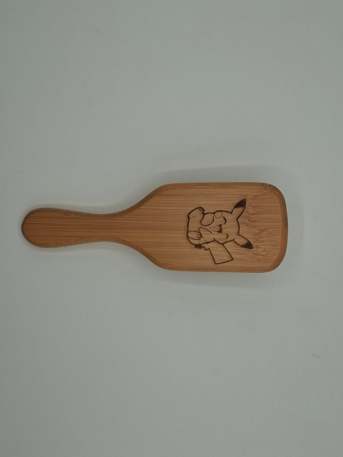 Brosse à cheveux en bambou gravée – Pikachu