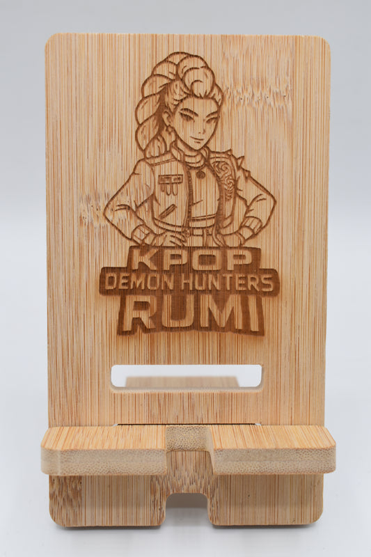 Support smartphone en bois gravé Huntrix