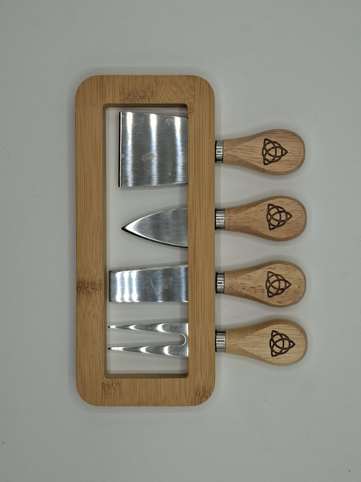 Quatre couverts à fromage avec manches gravés inspirés de Charmed