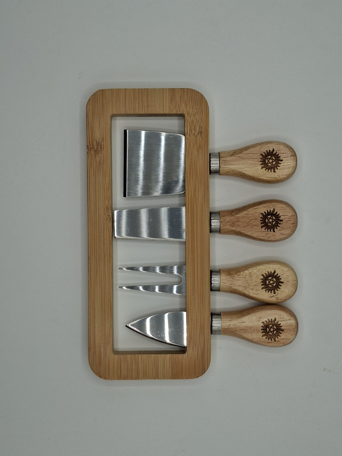 Quatre couverts à fromage avec manches gravés inspirés de Supernatural