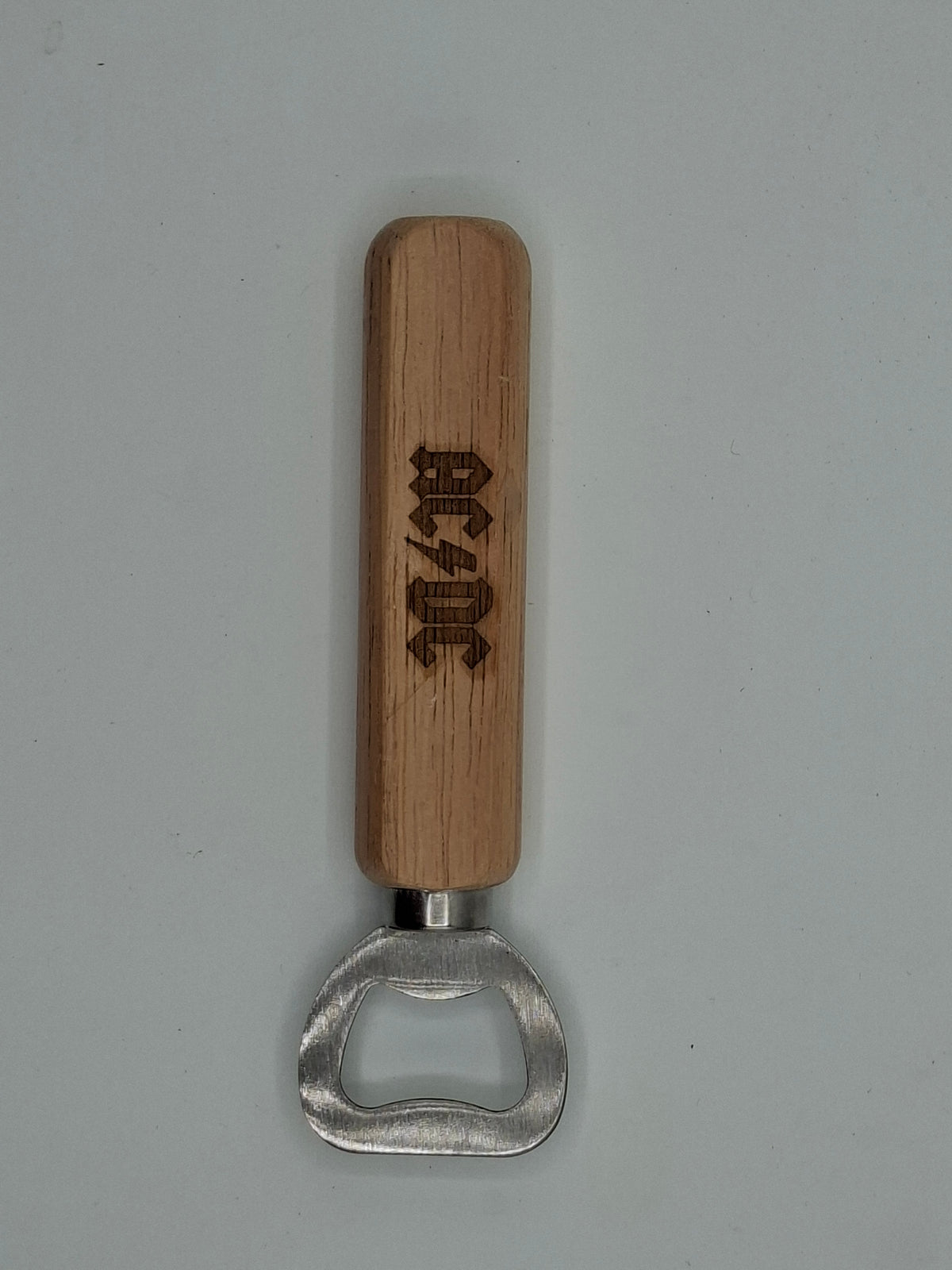 Décapsuleur en bois gravé inspiré de AC/DC