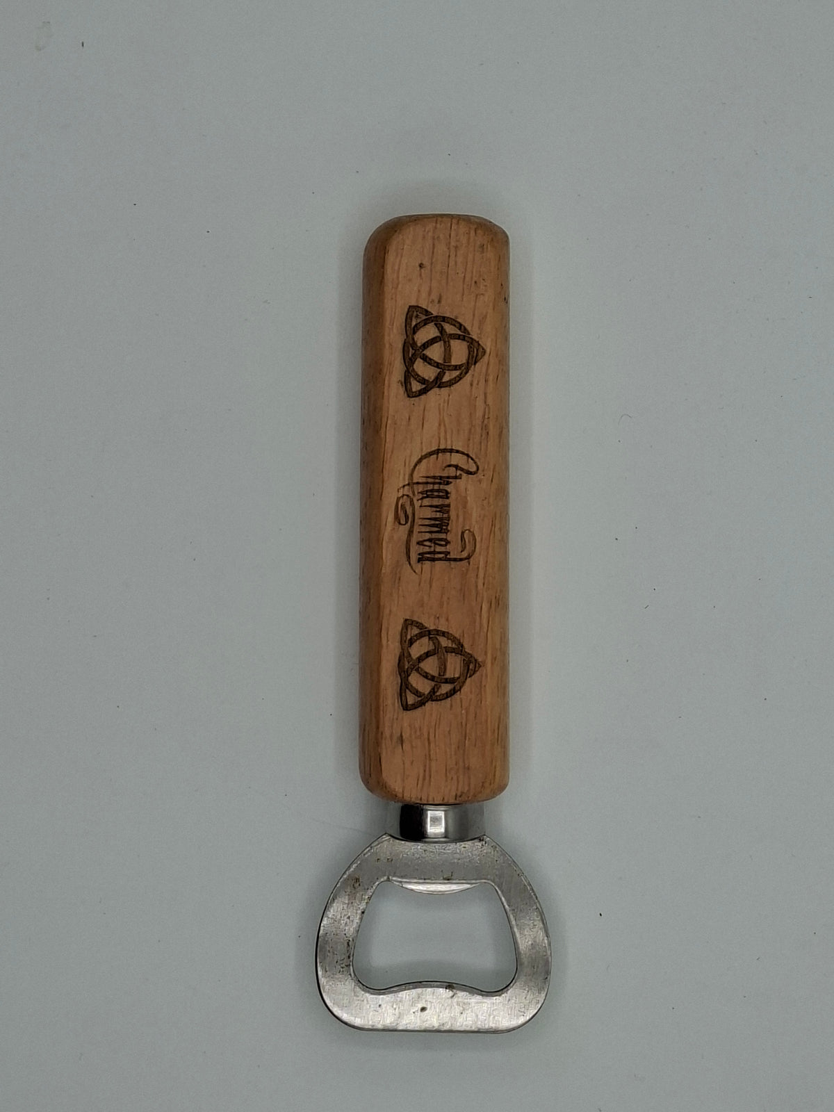 Décapsuleur en bois gravé inspiré de Charmed