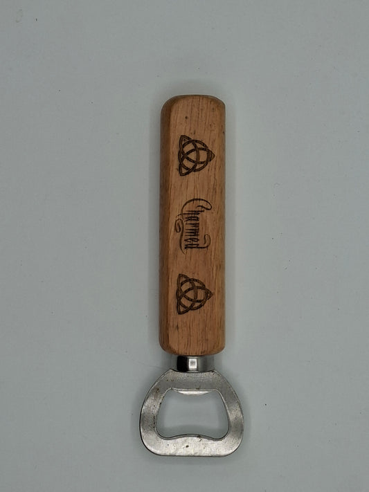 Décapsuleur en bois gravé inspiré de Charmed
