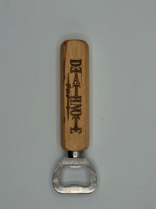 Décapsuleur en bois gravé inspiré de Death Note