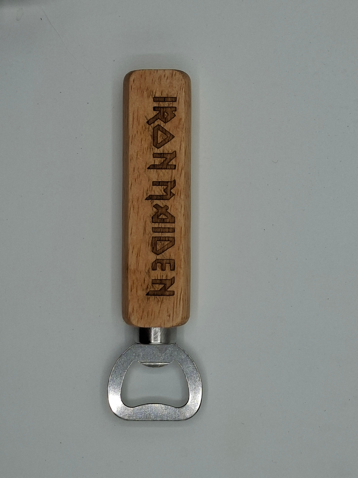Décapsuleur en bois gravé inspiré de Iron Maiden