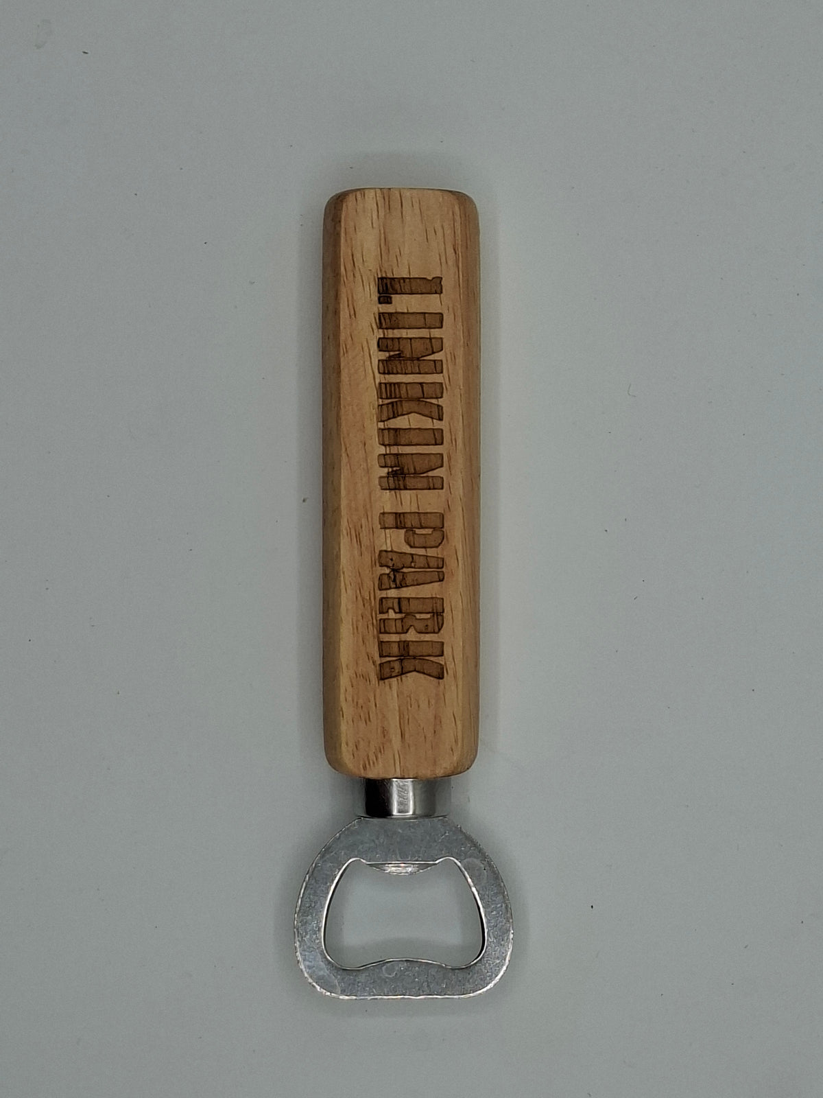 Décapsuleur en bois gravé inspiré de Linkin Park