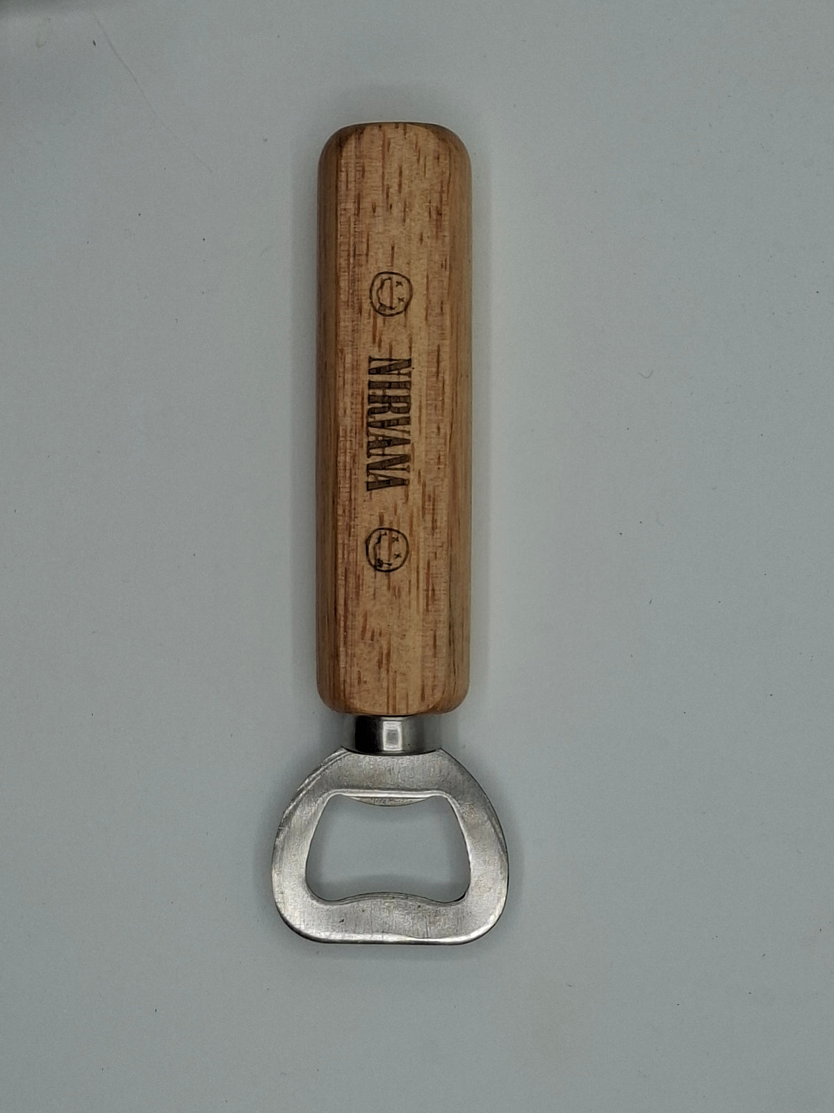 Décapsuleur en bois gravé inspiré de Nirvana