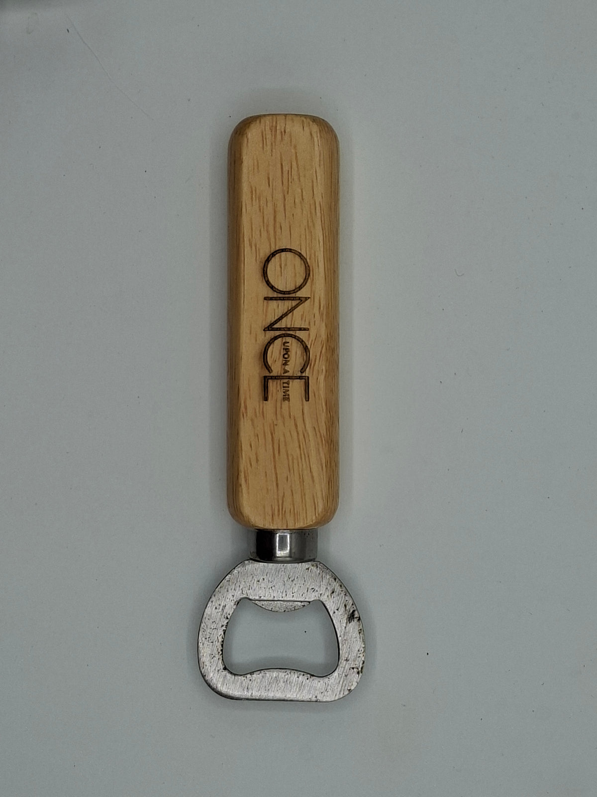 Décapsuleur en bois gravé inspiré de Once Upon a Time