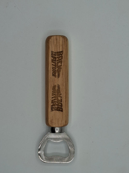 Décapsuleur en bois gravé inspiré de Retour vers le futur