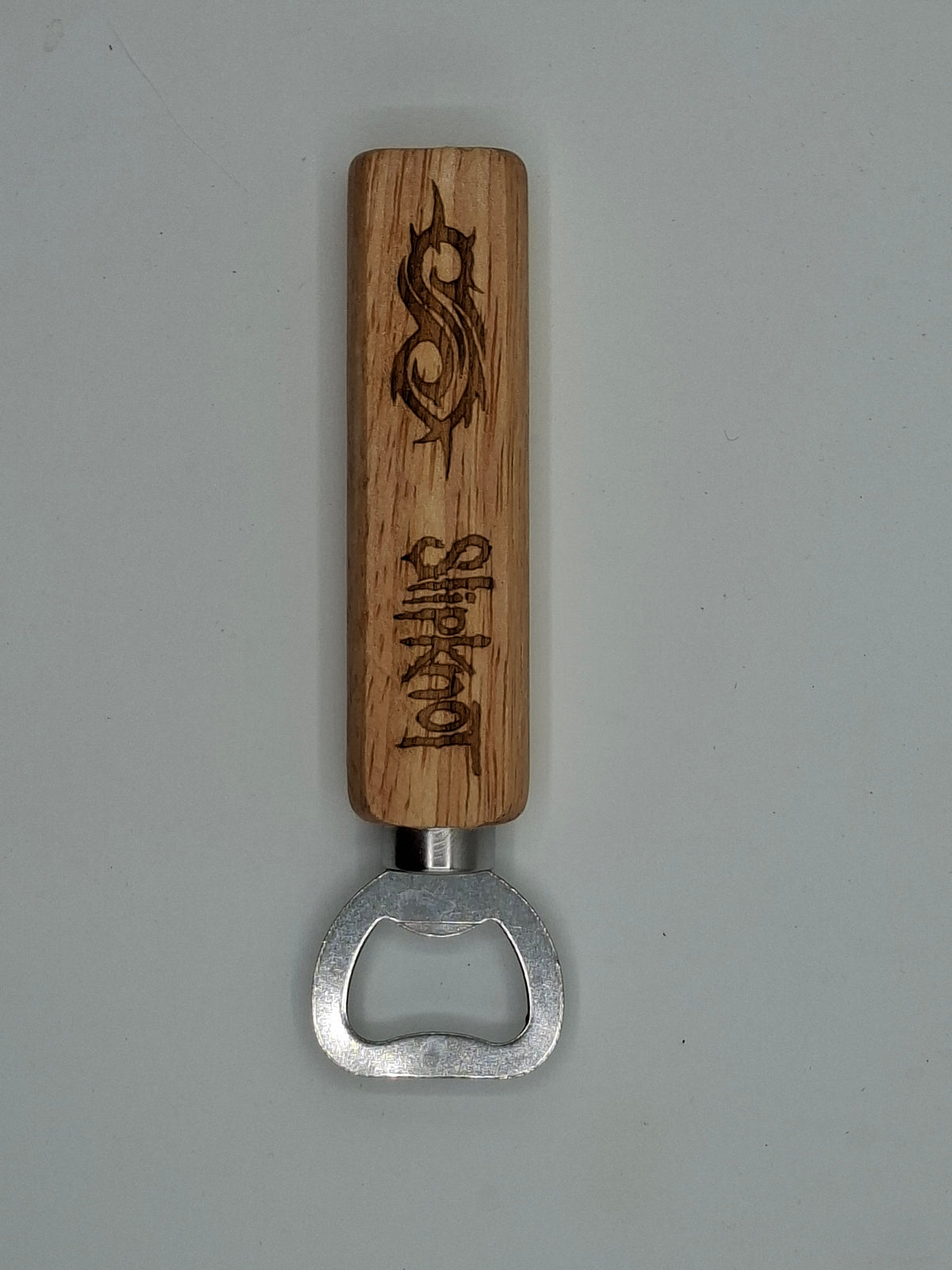 Décapsuleur en bois gravé inspiré de Slipknot