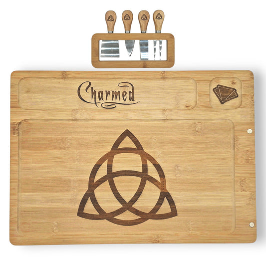 Planche à fromage en bois gravée inspirée de Charmed avec ses quatre couverts assortis