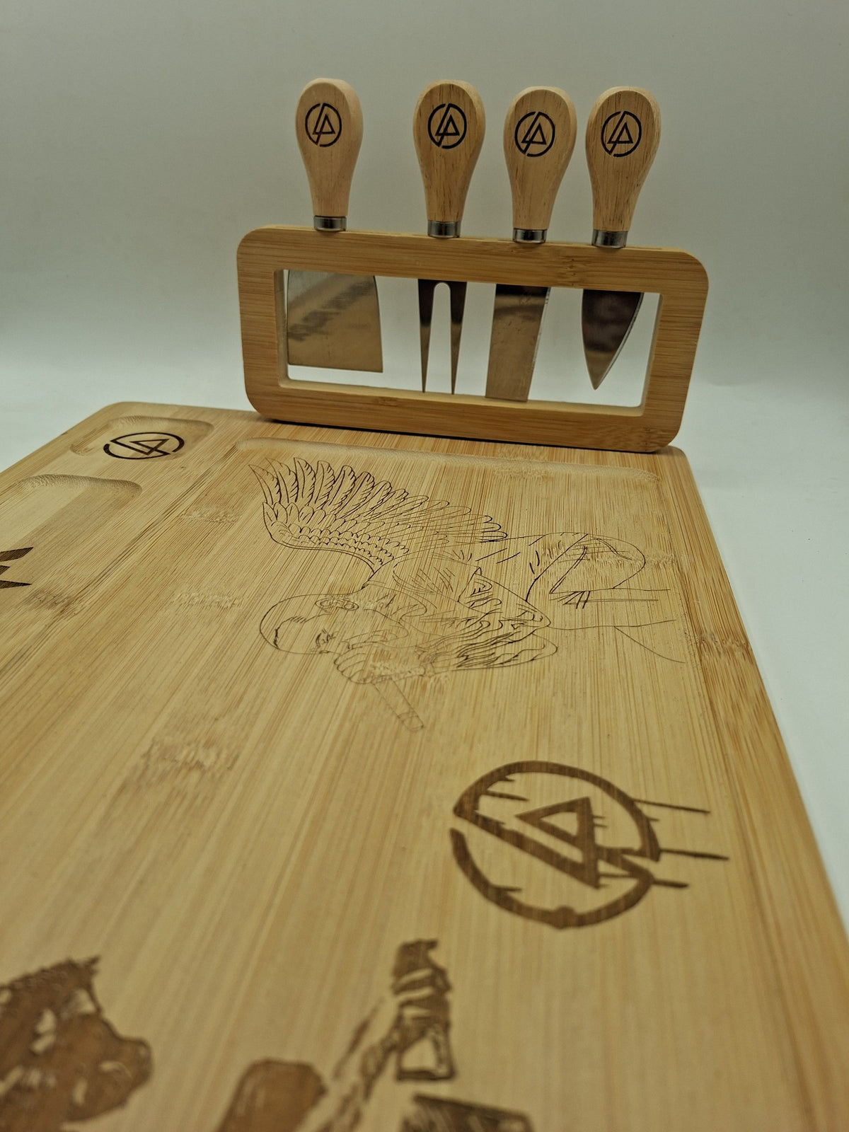 Détail de la gravure Linkin Park sur la planche à fromage et son support à couverts