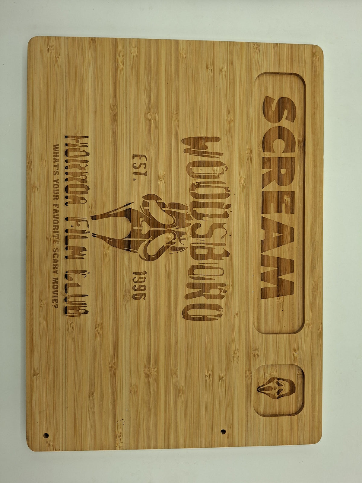 Planche à fromage gravée inspirée de Scream et Woodsboro avec couverts