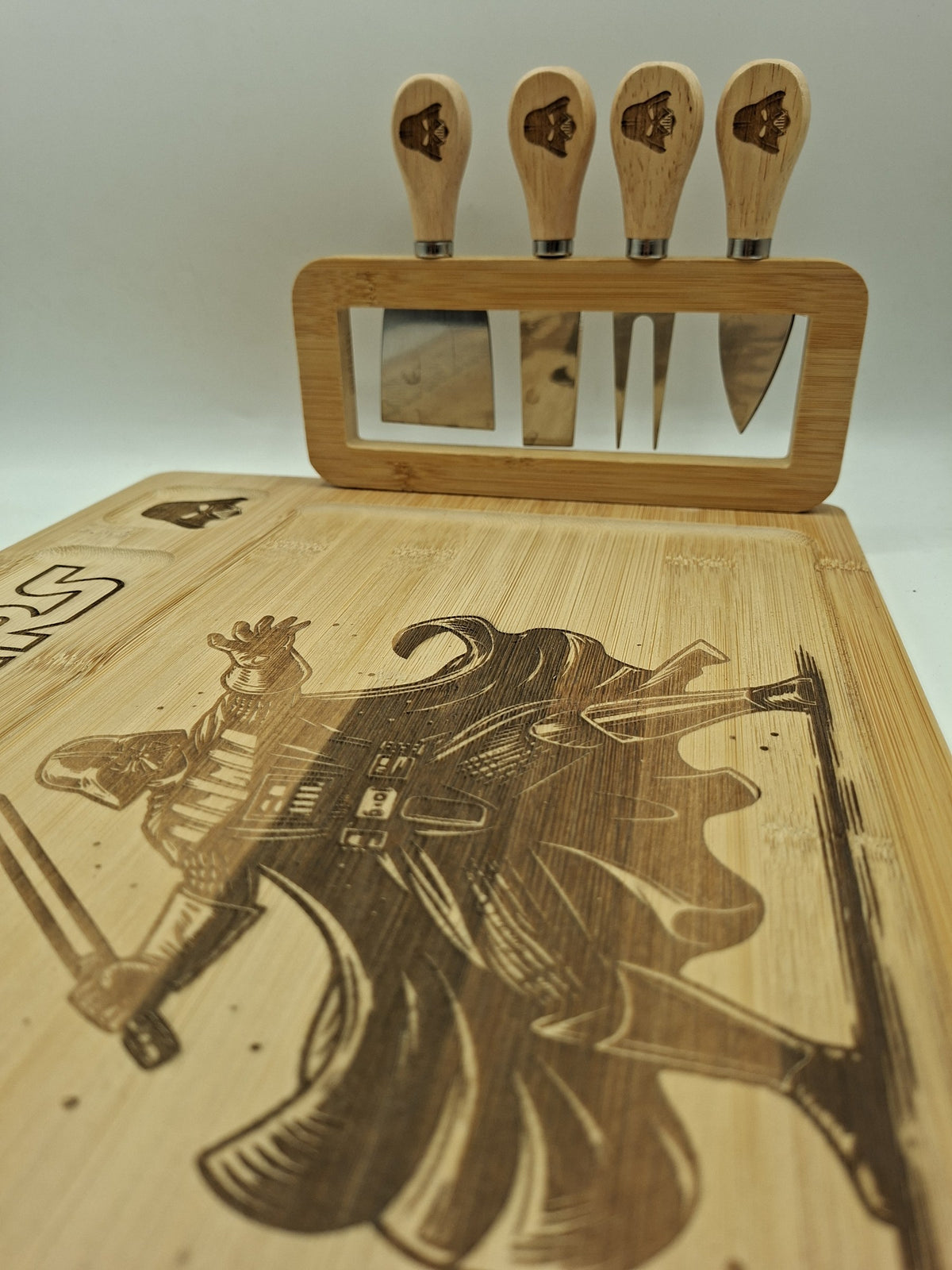 Détail de la gravure Dark Vador sur la planche à fromage et son support à couverts