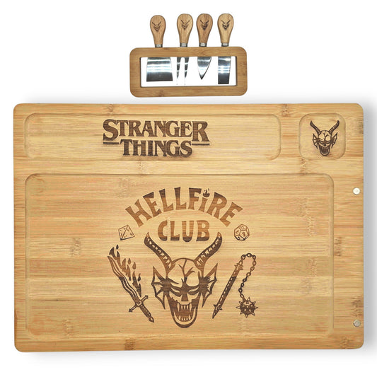Planche à fromage en bois gravée inspirée de Stranger Things et du Hellfire Club avec ses quatre couverts assortis