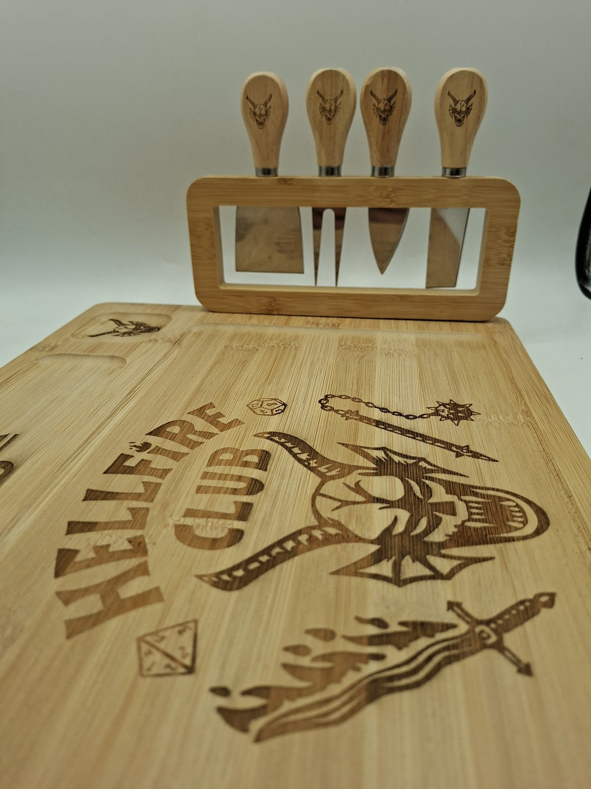 Détail de la gravure Hellfire Club sur la planche à fromage