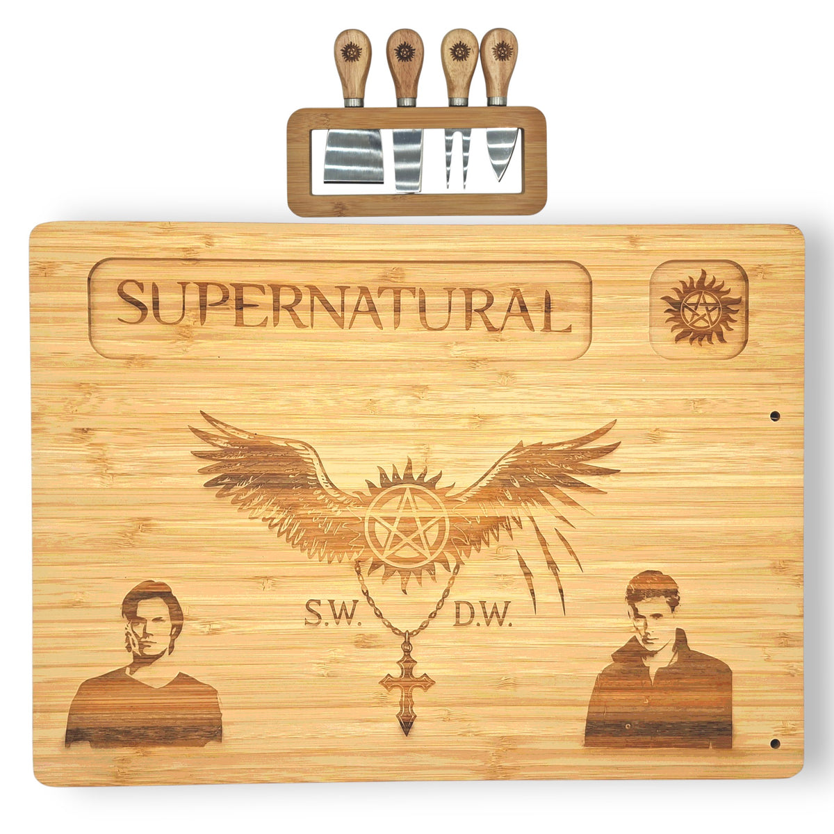 Planche à fromage en bois gravée inspirée de Supernatural avec Sam et Dean Winchester et ses quatre couverts assortis
