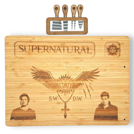 Planche à fromage en bois gravée inspirée de Supernatural avec Sam et Dean Winchester et ses quatre couverts assortis