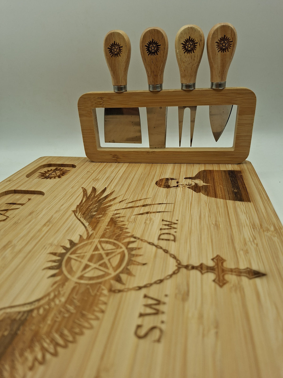 Détail de la gravure Supernatural avec Sam et Dean sur la planche à fromage