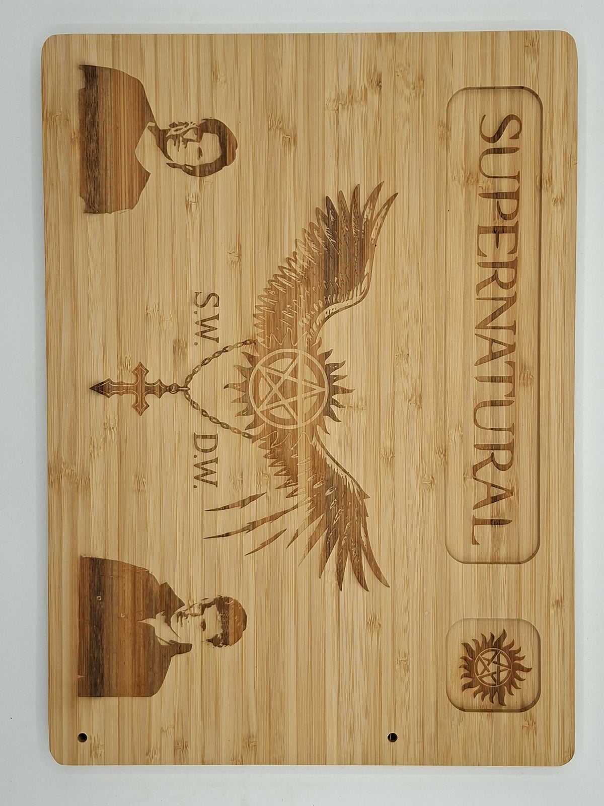 Planche à fromage gravée inspirée de Supernatural avec Sam et Dean Winchester et quatre couverts