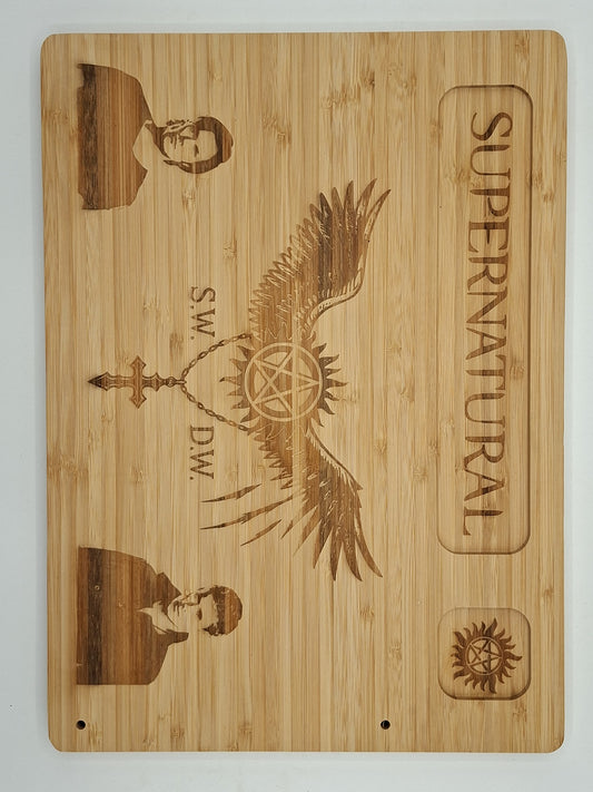 Planche à fromage gravée inspirée de Supernatural avec Sam et Dean Winchester et quatre couverts