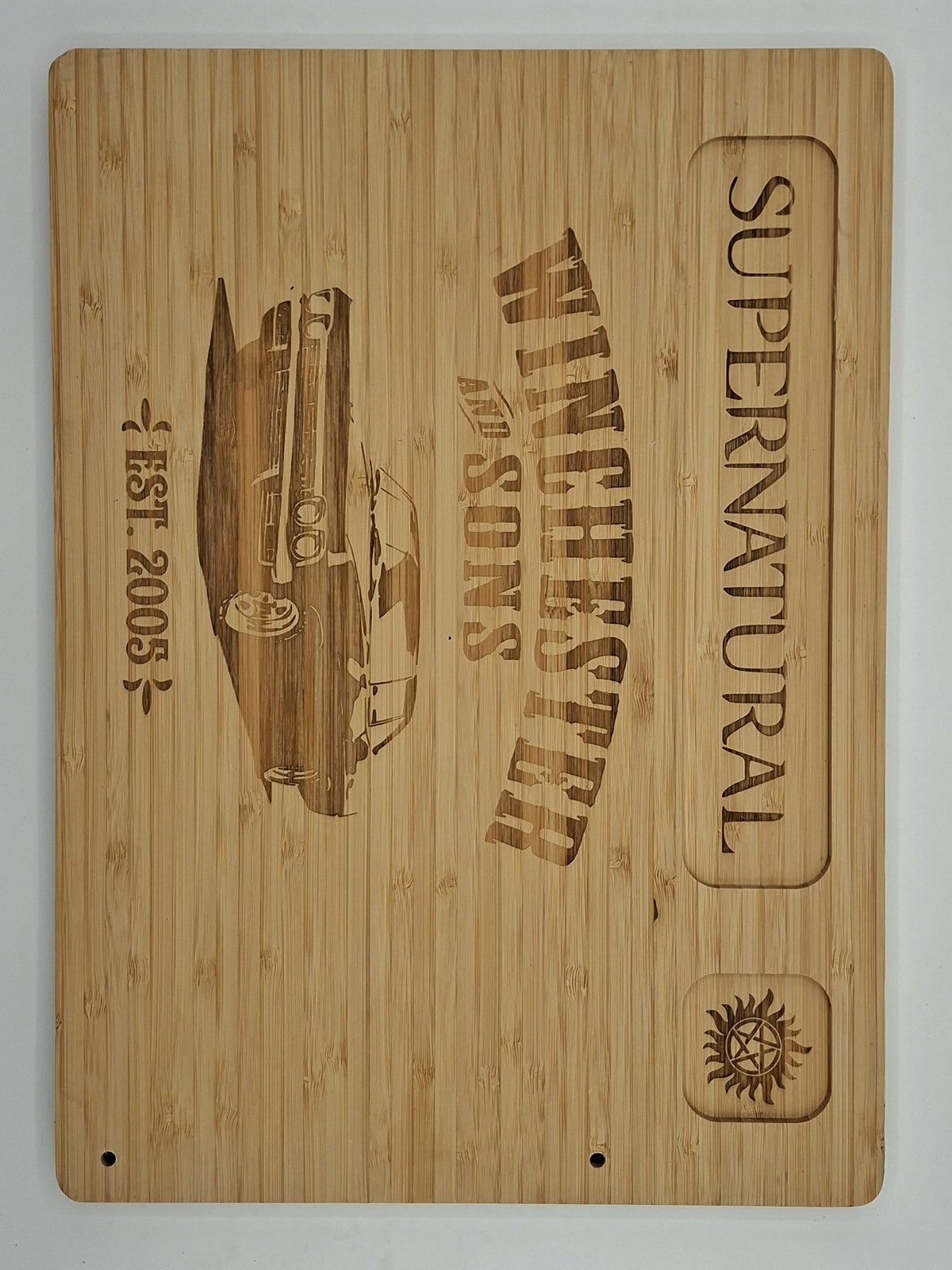 Planche à fromage gravée inspirée de Supernatural Winchester and Sons avec quatre couverts