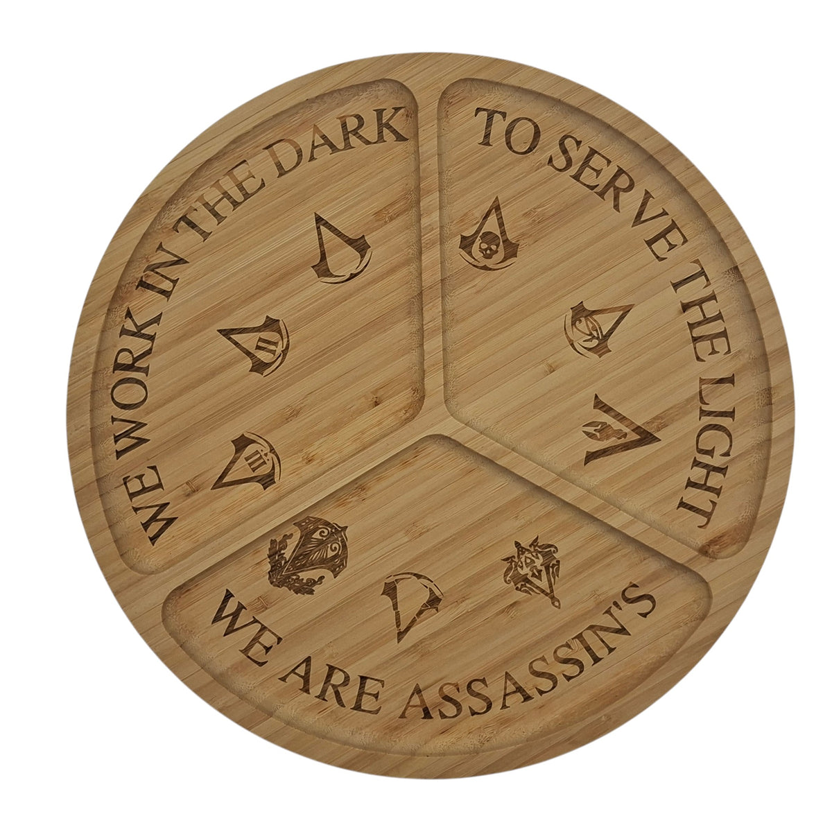 Plateau apéro rond en bois gravé inspiré d’Assassin’s Creed