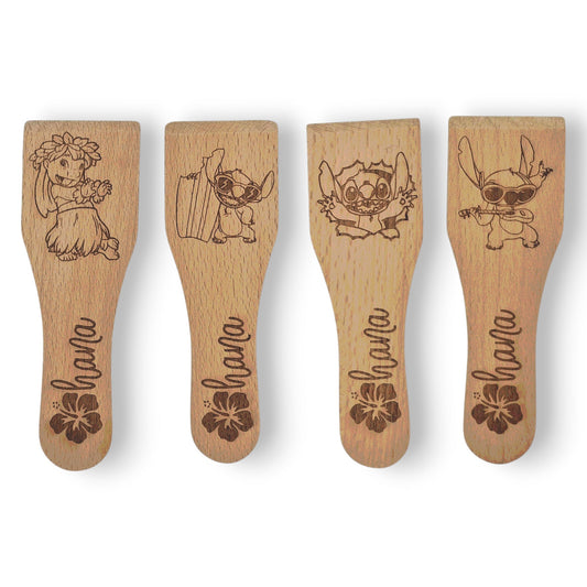 Racloirs à raclette en bois gravés inspirés de Lilo & Stitch – modèles 1 à 4