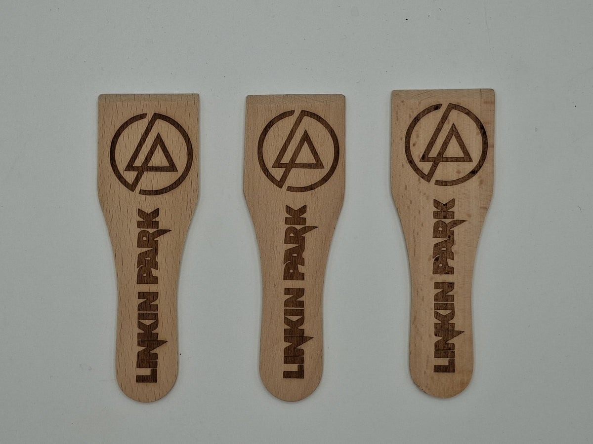 Racloirs à raclette en bois gravés inspirés de Linkin Park
