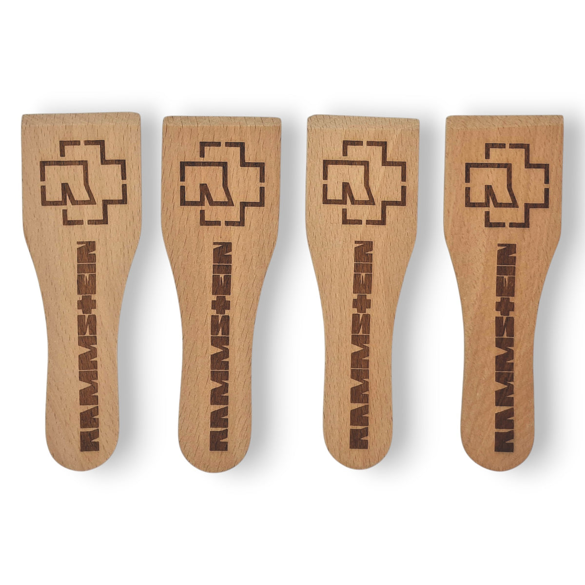 Racloirs à raclette en bois gravés inspirés de Rammstein – modèles 1 à 4