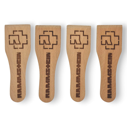 Racloirs à raclette en bois gravés inspirés de Rammstein – modèles 1 à 4