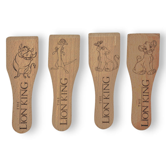 Racloirs à raclette en bois gravés inspirés du Roi Lion – modèles 1 à 4
