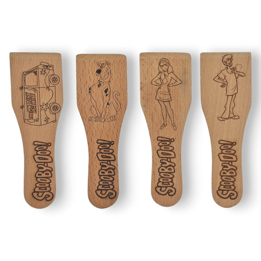 Racloirs à raclette en bois gravés inspirés de Scooby-Doo – modèles 1 à 4