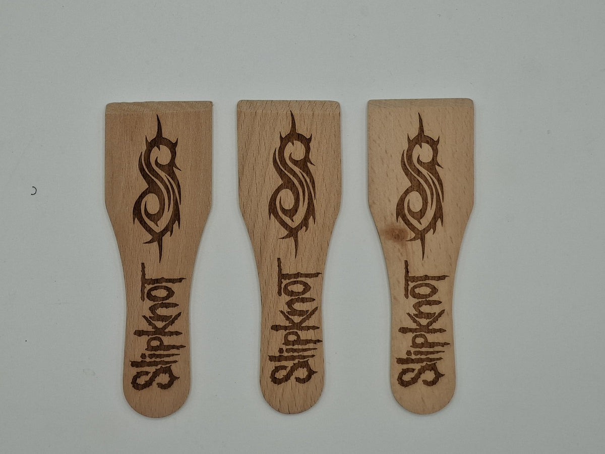 Racloirs à raclette en bois gravés inspirés de Slipknot