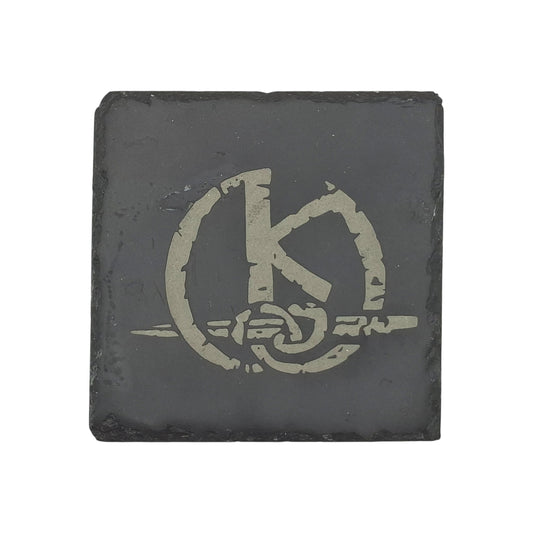 Sous-verre carré en ardoise gravée Kaamelott – Created Artisan