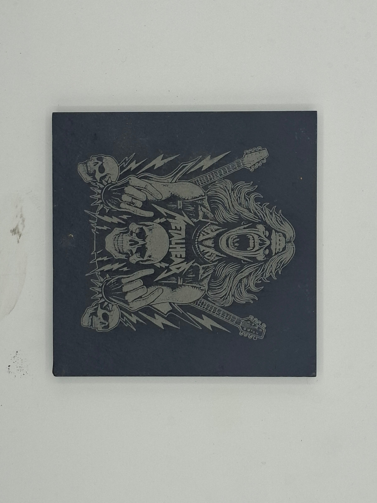 Sous-verre carré en ardoise gravée – Metallica crânes et guitares