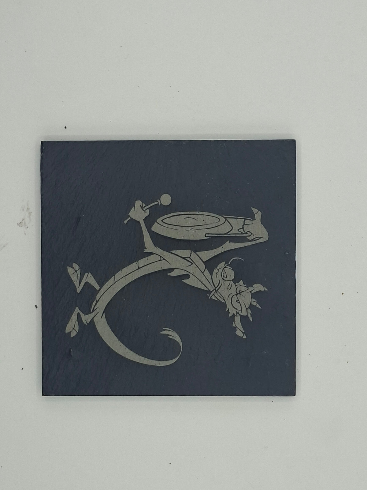 Sous-verre carré en ardoise gravée – Mulan Mushu