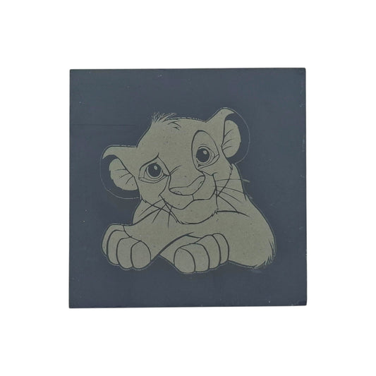 Sous-verre carré en ardoise gravée – Le Roi Lion – Simba