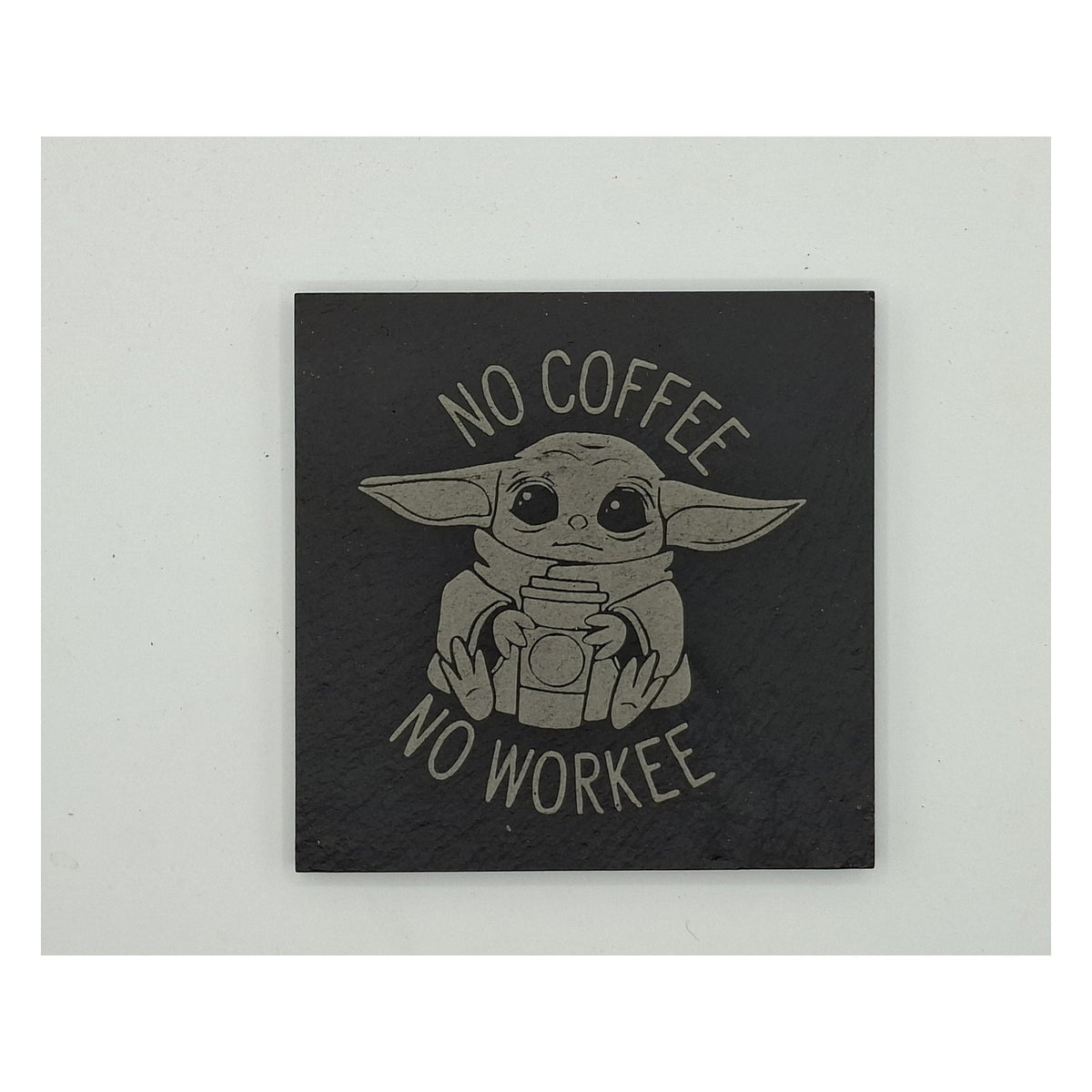 Sous-verre carré en ardoise gravée – Star Wars – Grogu / No Coffee No Workee
