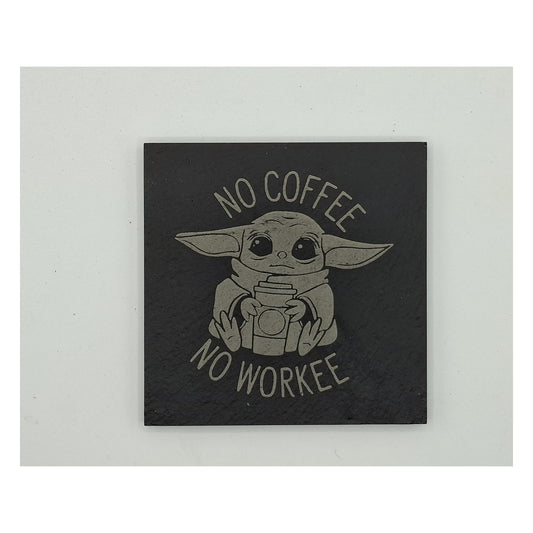 Sous-verre carré en ardoise gravée – Star Wars – Grogu / No Coffee No Workee