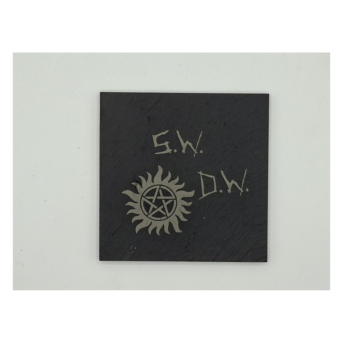 Sous-verre carré en ardoise gravée – Supernatural – Sam & Dean
