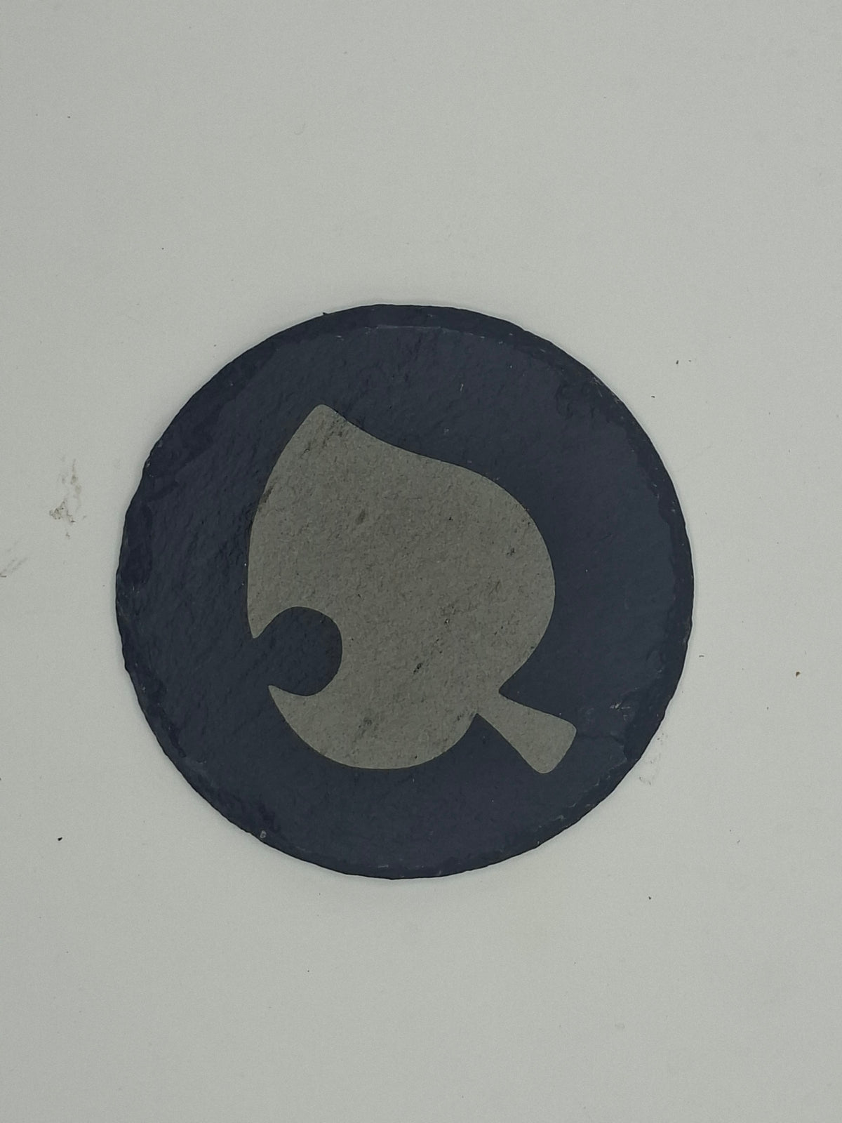 Sous-verre rond en ardoise gravée – Animal Crossing feuille