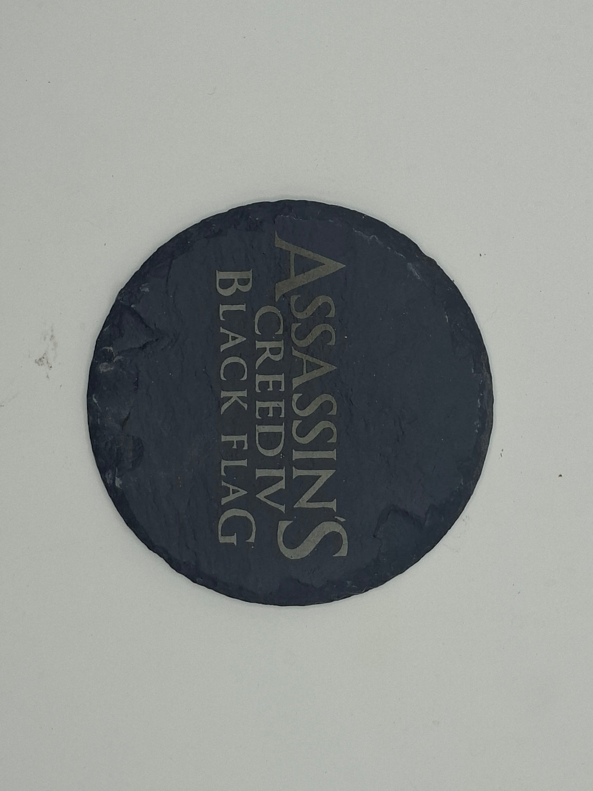 Sous-verre rond en ardoise gravée – Assassin's Creed IV Black Flag
