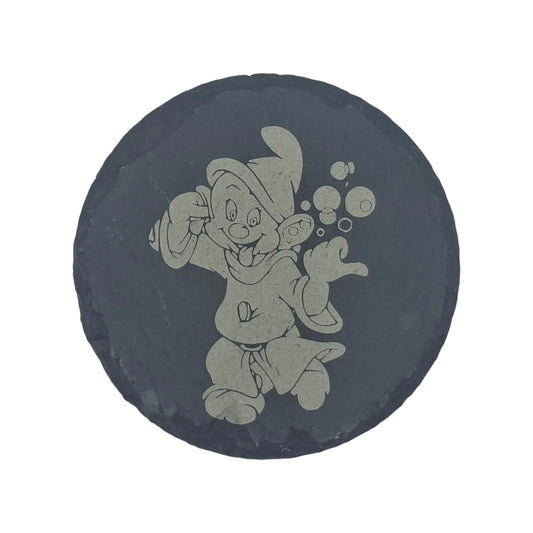 Sous-verre rond en ardoise gravée Blanche-Neige Simplet – Created Artisan