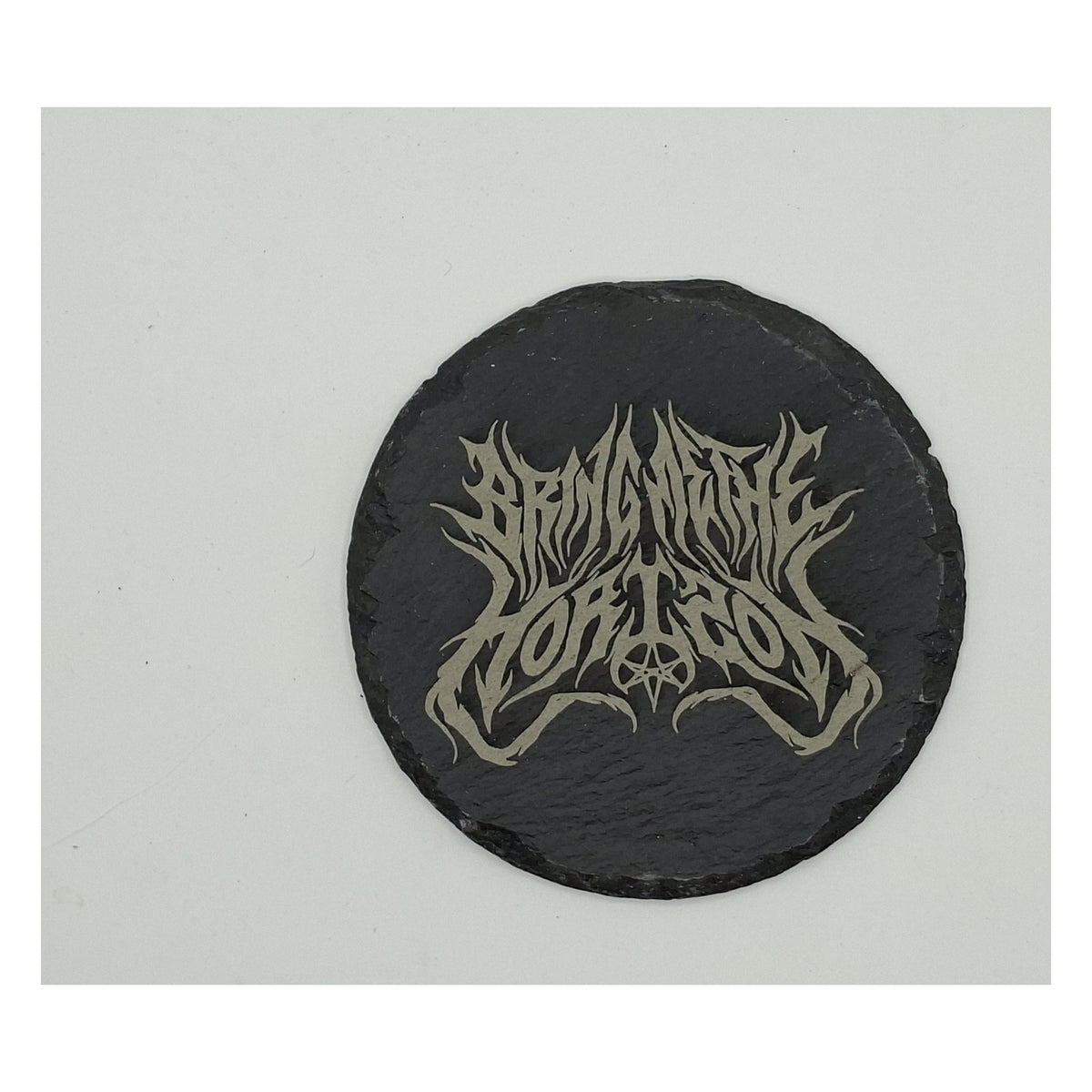 Sous-verre rond en ardoise gravée – Bring Me The Horizon
