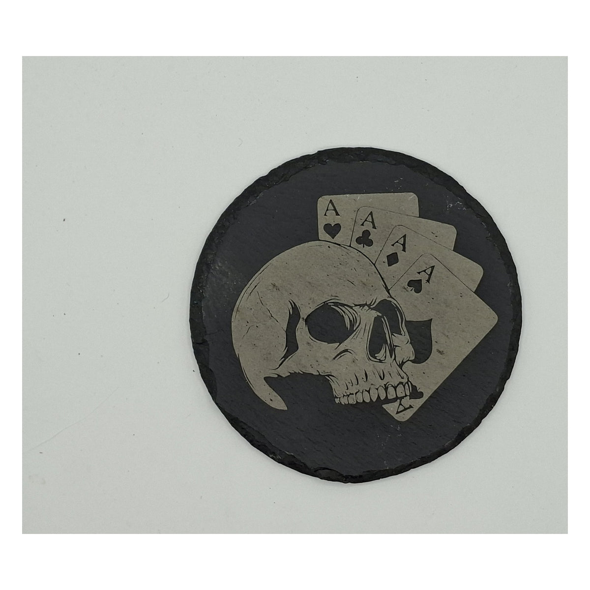 Sous-verre rond en ardoise gravée – Crâne & cartes