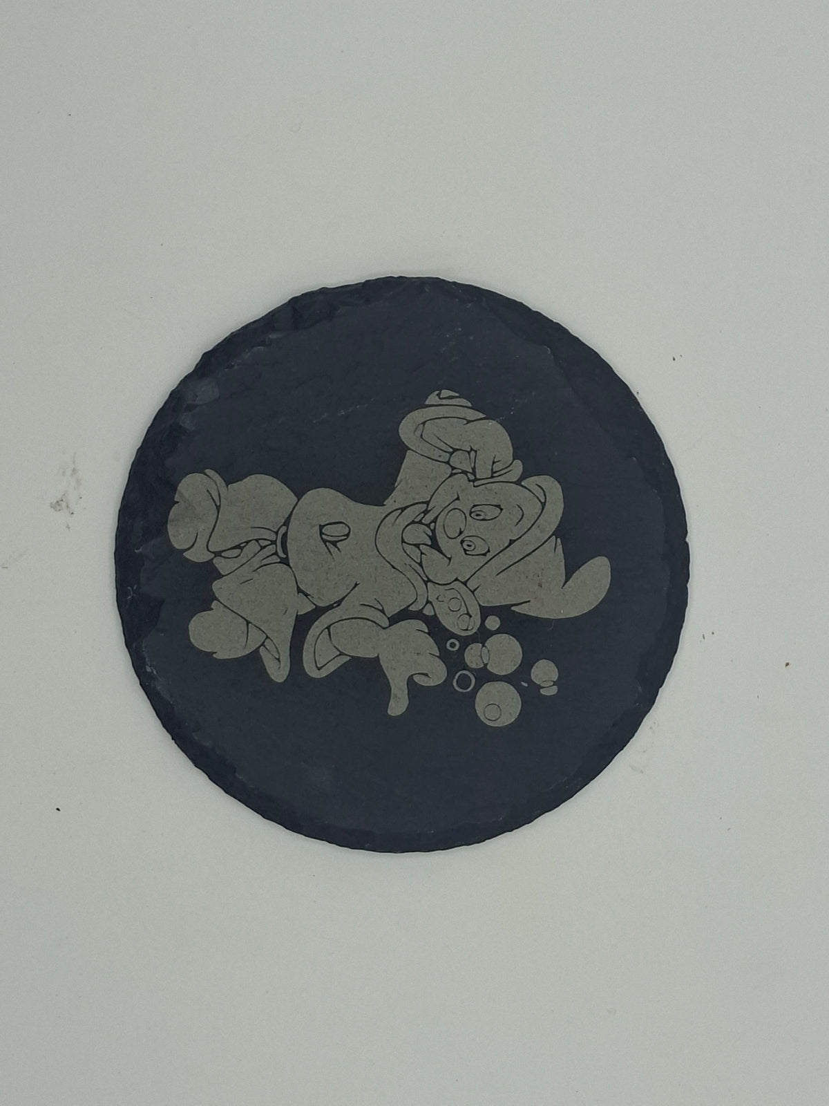 Sous-verre rond en ardoise gravée – Dumbo et bulles